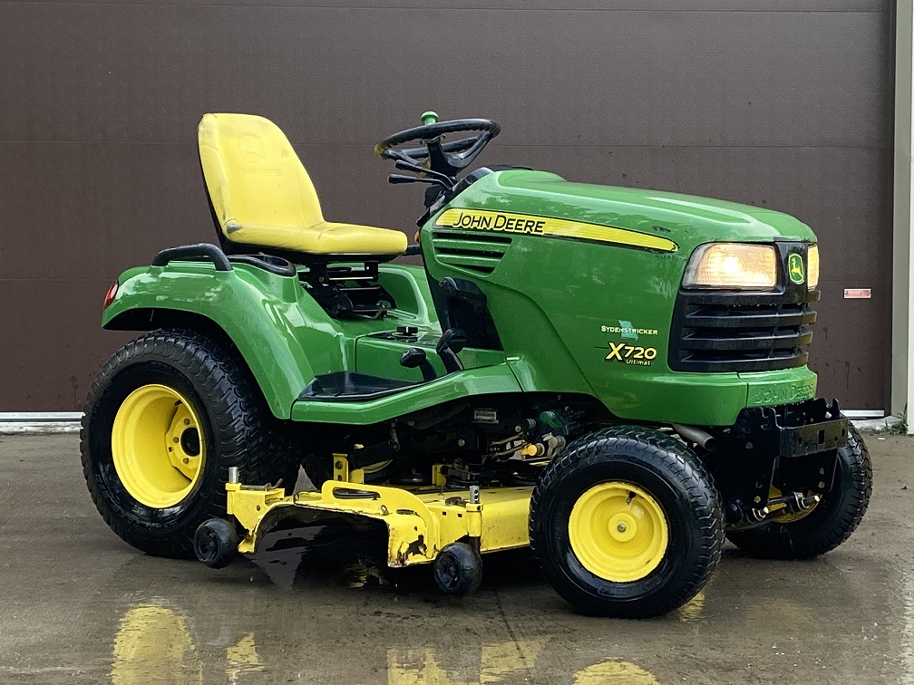 John Deere X720 (62”) Garden Tractor - Richland Sales